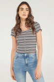 Camiseta para mujer con broches fijos en frente.