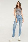 Camiseta para mujer con broches fijos en frente.