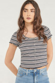 Camiseta para mujer con broches fijos en frente.