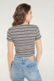 Camiseta para mujer con broches fijos en frente.