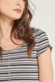 camiseta-para-mujer-con-broches-fijos-en-frente
