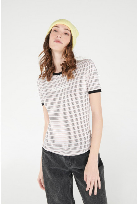 Camiseta cuello redondo, manga corta con puño en contraste, con estampado.