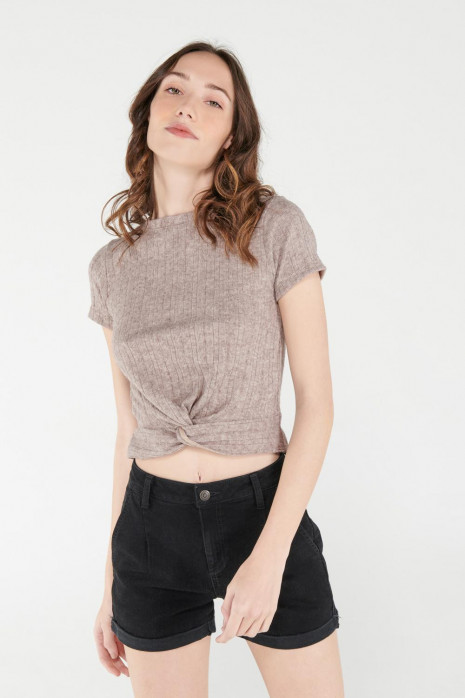 Camiseta chic manga corta con tela importada.