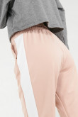 Jogger con cortes y bolsillos.