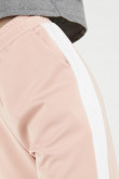 Jogger con cortes y bolsillos.
