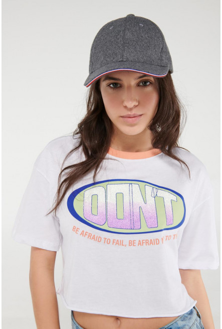 Camiseta manga corta estampada, cuello en contraste.