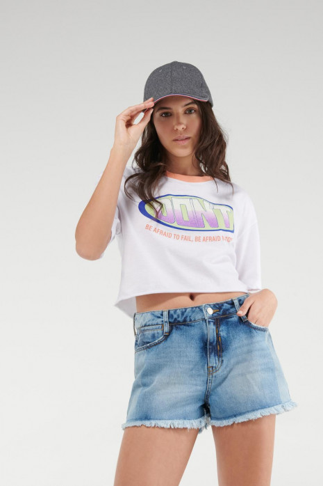 Camiseta manga corta estampada, cuello en contraste.