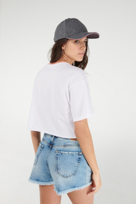 Camiseta manga corta estampada, cuello en contraste.