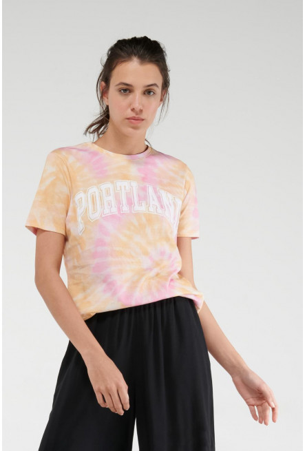 Camiseta manga corta con estampado en frente.