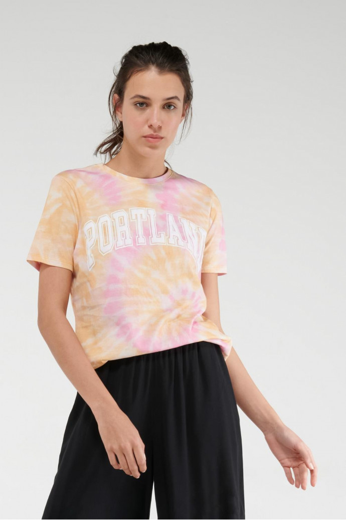 Camiseta manga corta con estampado en frente.