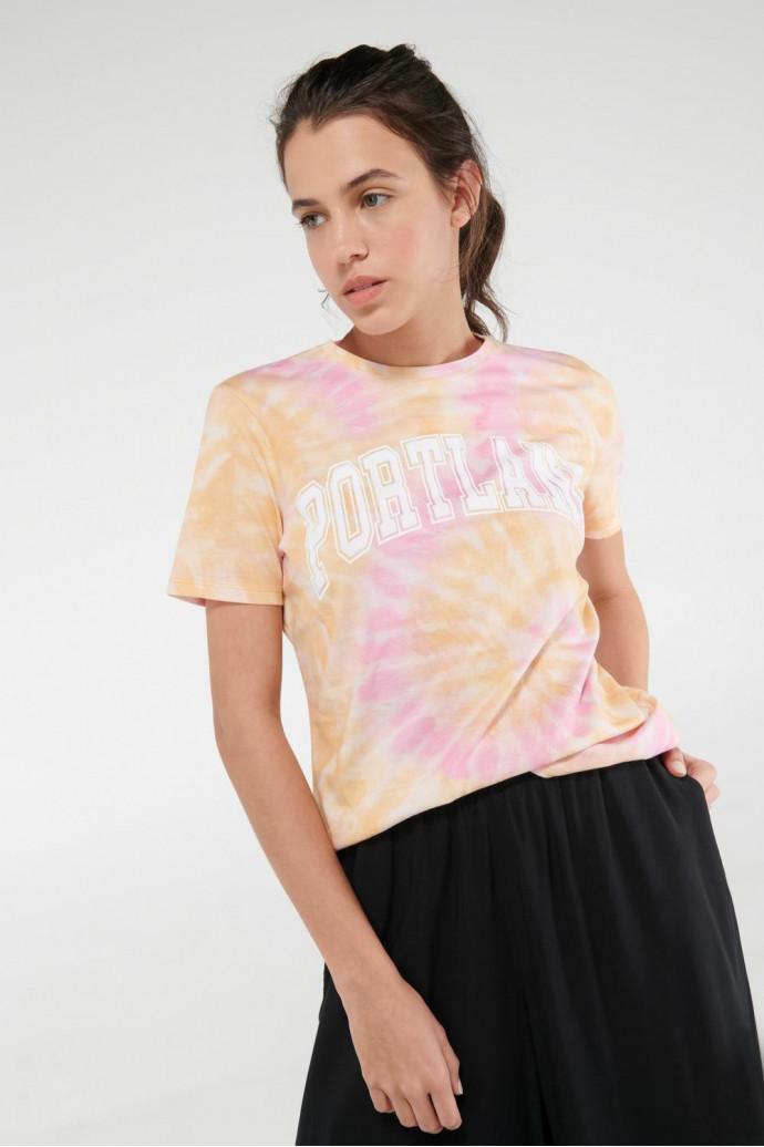 Camiseta manga corta con estampado en frente.