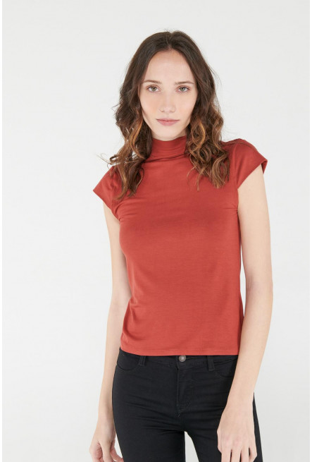 Camiseta manga corta unicolor.