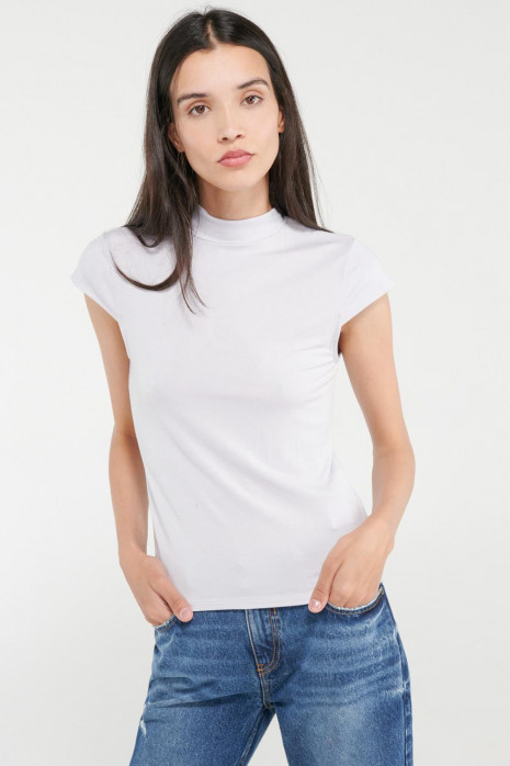Camiseta manga corta unicolor.