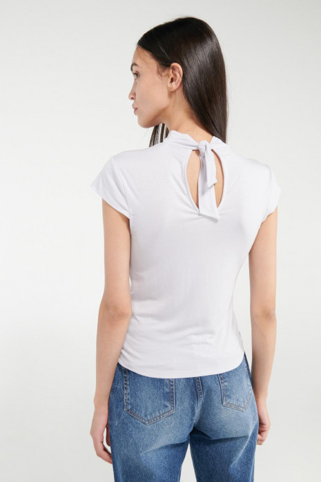 Camiseta manga corta unicolor.