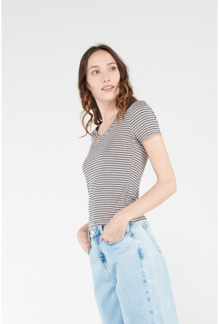 Camiseta básica, manga corta con cuello en V