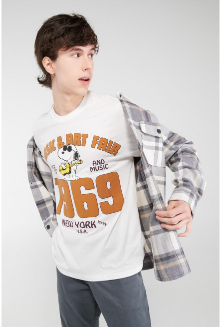 Camiseta manga corta, estampado de Snoopy.