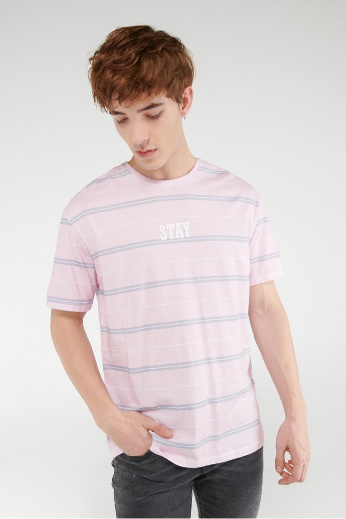Camiseta manga corta a rayas estampada.