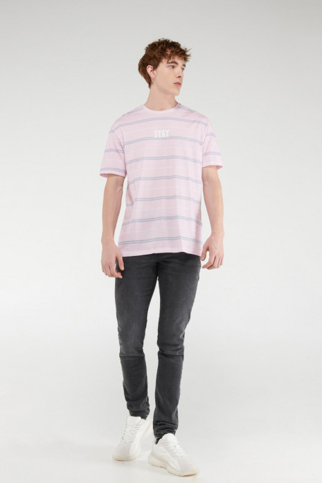 Camiseta manga corta a rayas estampada.