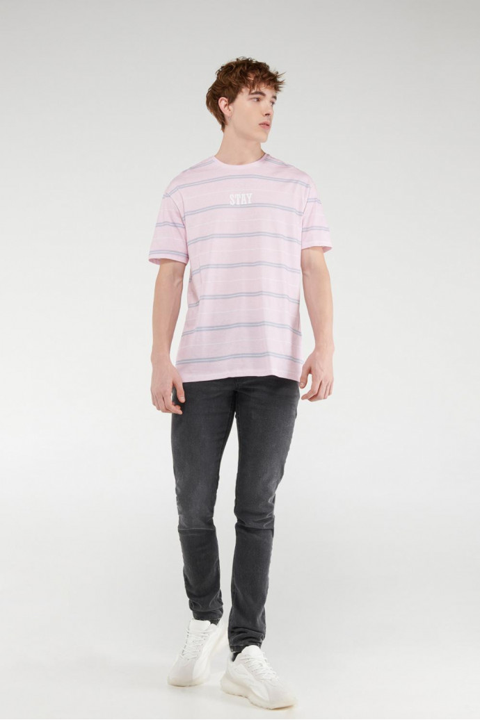 Camiseta manga corta a rayas estampada.