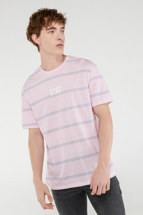 Camiseta manga corta a rayas estampada.
