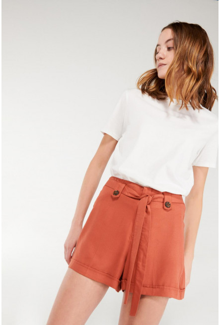 Short con cinturón y bota doblada.