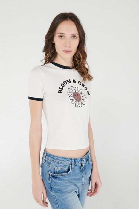 Camiseta manga corta con estampado y aplique en frente