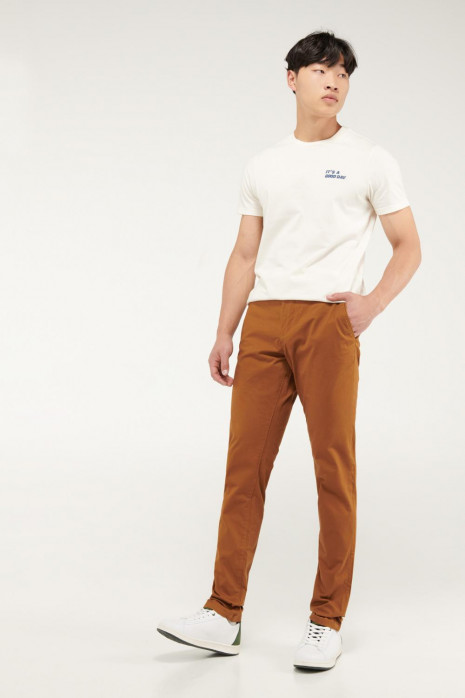 Pantalón unicolor tipo chino super slim