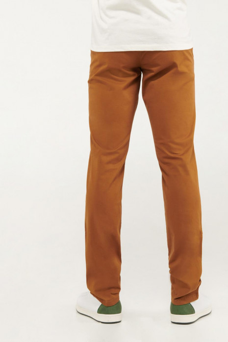 Pantalón unicolor tipo chino super slim