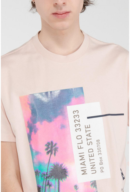 Camiseta manga corta con estampado.