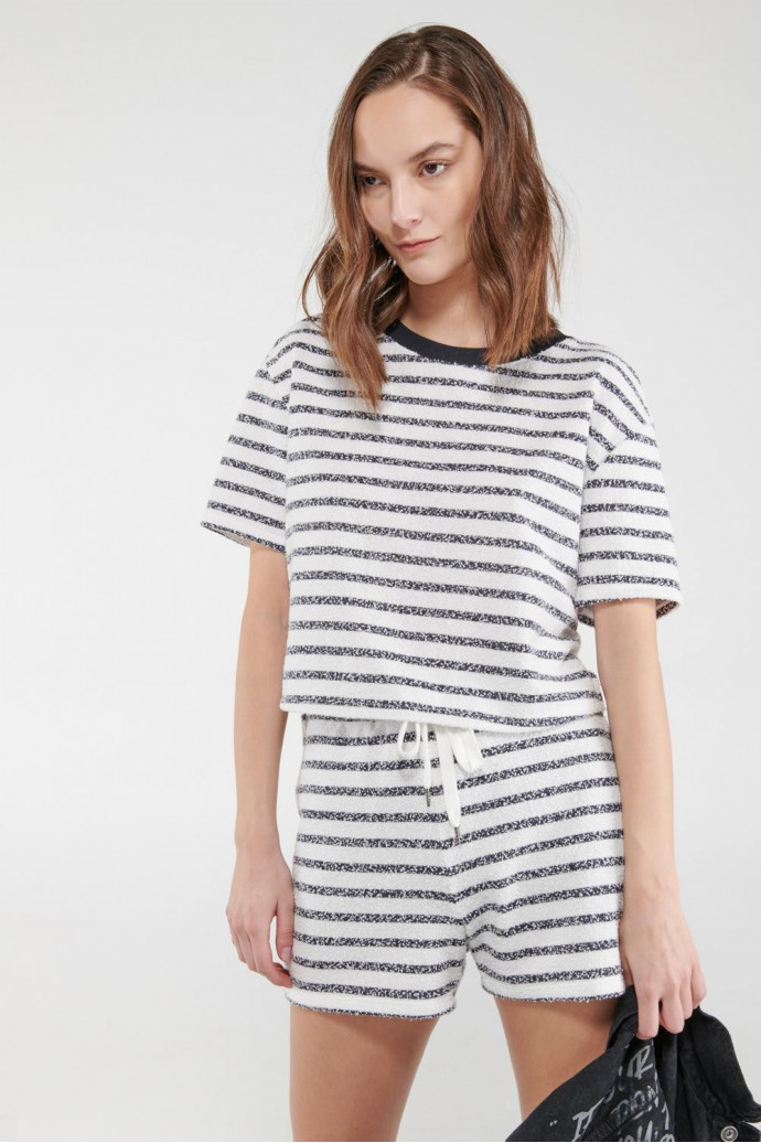 Short con bolsillos, telas líneas.