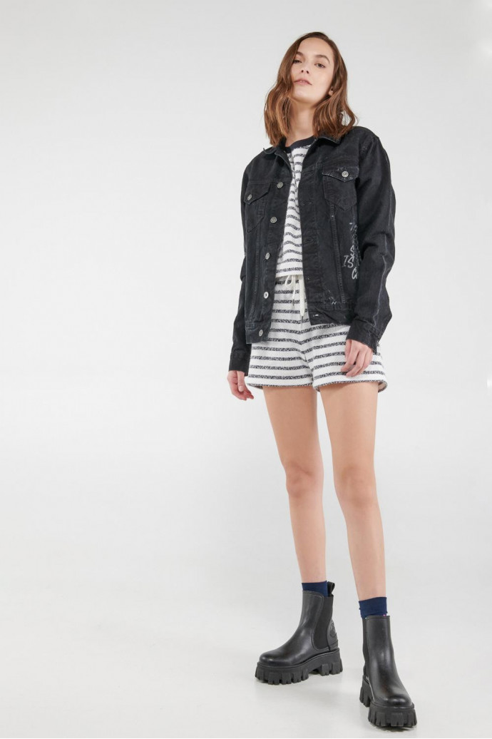 Short con bolsillos, telas líneas.