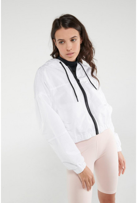 Chaqueta liviana con capota