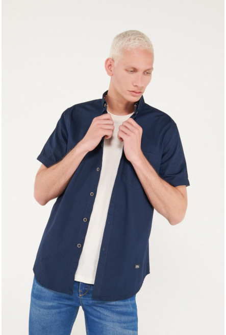 Camisa manga corta unicolor azul oscura y bolsillo delantero