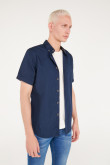 Camisa manga corta unicolor azul oscura y bolsillo delantero