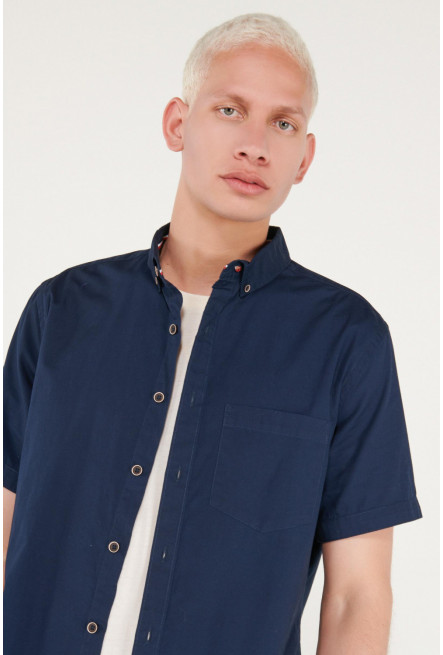 Camisa manga corta unicolor azul oscura y bolsillo delantero