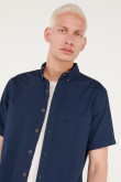 Camisa manga corta unicolor azul oscura y bolsillo delantero