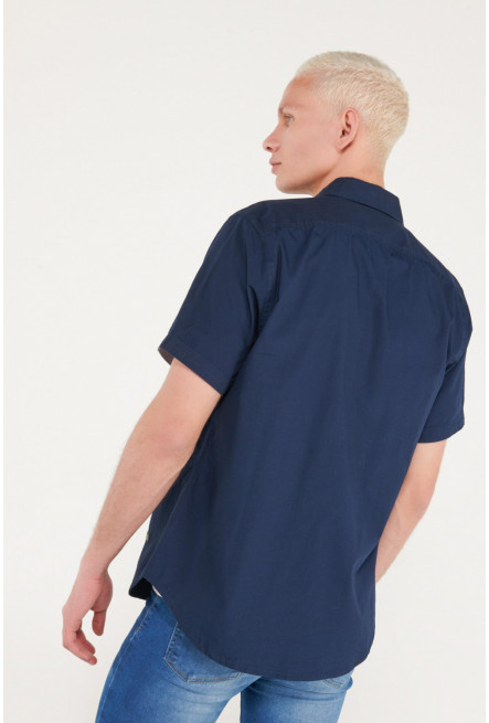 Camisa manga corta unicolor azul oscura y bolsillo delantero