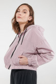 Chaqueta liviana con capota