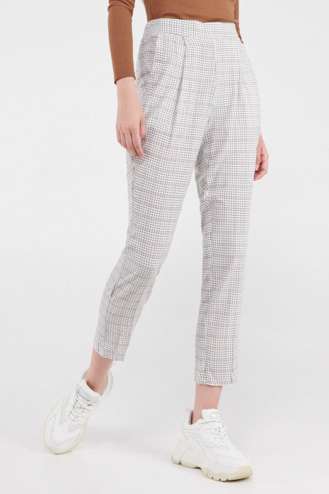 Pantalón tiro alto estampado.