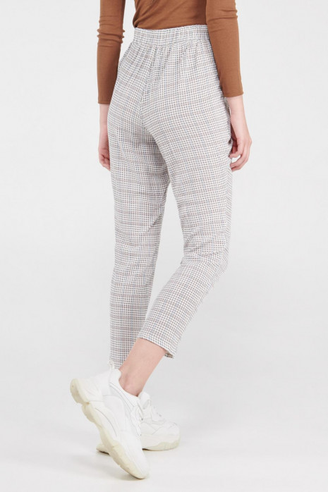 Pantalón tiro alto estampado.