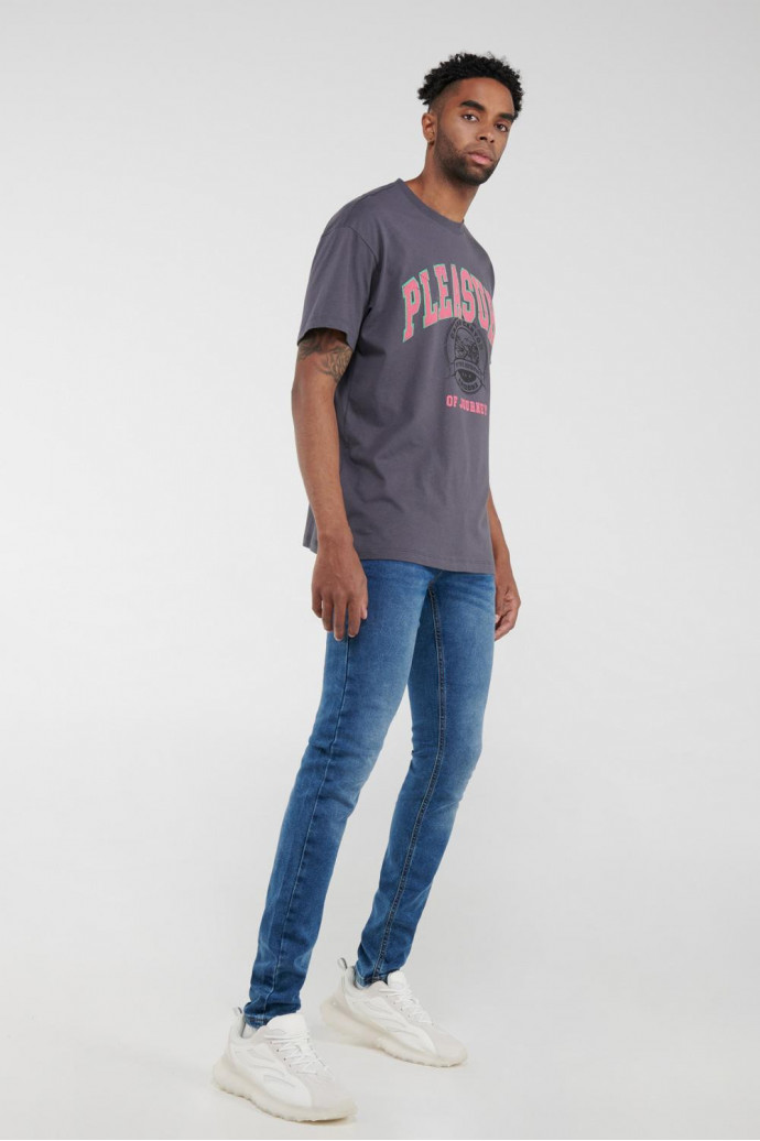 Camiseta manga corta con estampado.