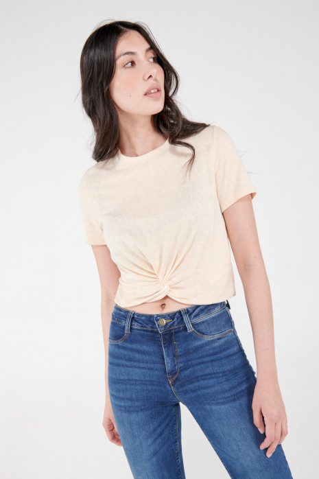 Camiseta manga corta, unicolor con nudo en frente.