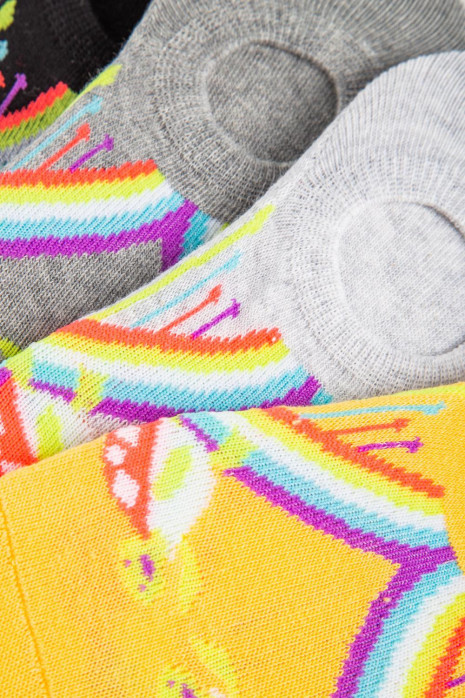 Medias cortas de color gris con motivos coloridos
