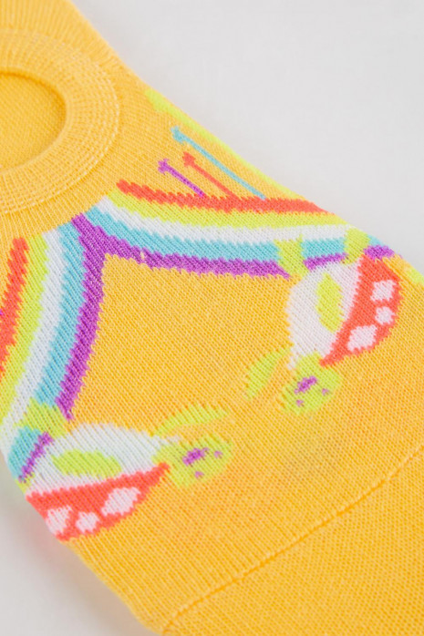Medias cortas de color gris con motivos coloridos