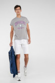 Camiseta manga corta con estampado.