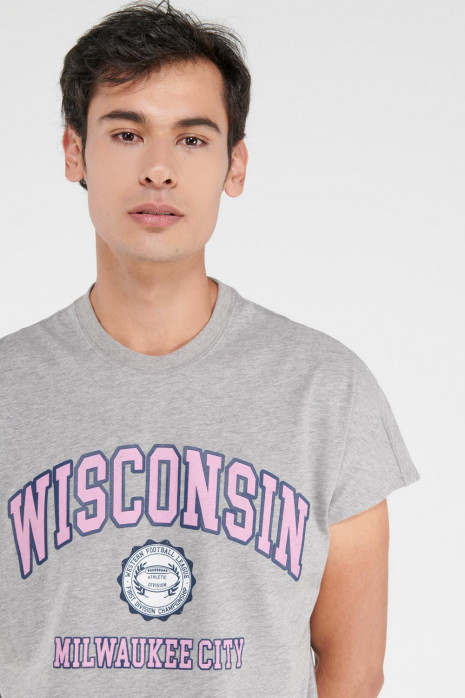 Camiseta manga corta con estampado.