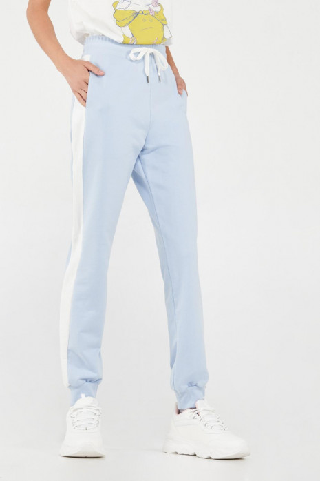 Jogger con cortes laterales