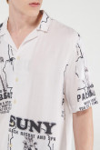 Camisa manga corta con cuello resort, color crema y estampada,