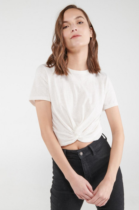 Camiseta manga corta, unicolor con nudo en frente.