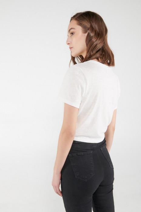 Camiseta manga corta, unicolor con nudo en frente.